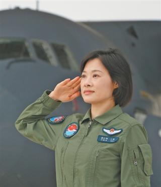 炒股配资配资 运油—20A机长谭红梅——“我们共同的称呼就是战斗员”