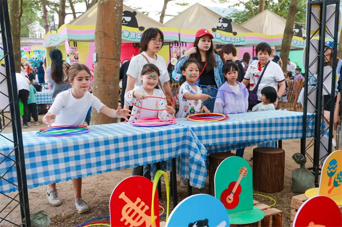 图为孩子们在运动游戏中开心玩耍。主办方供图