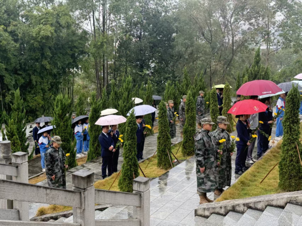 炒股配资配资 花山镇开展国家公祭日主题纪念活动